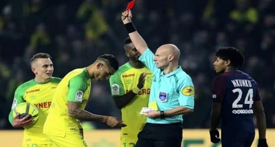 إيقاف الحكم طوني شابرون 6 أشهر بعد حركته الغير أخلاقية