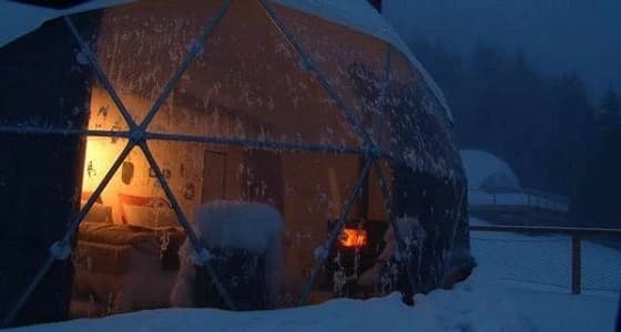 الجليد يغطي الأكواخ والمنازل الخشبية في منطقة غابات بالنرويج