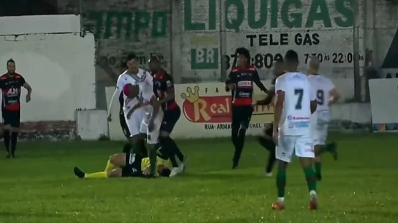 بالفيديو.. لاعب يعتدي بالضرب على حكم داخل أرضية الملعب