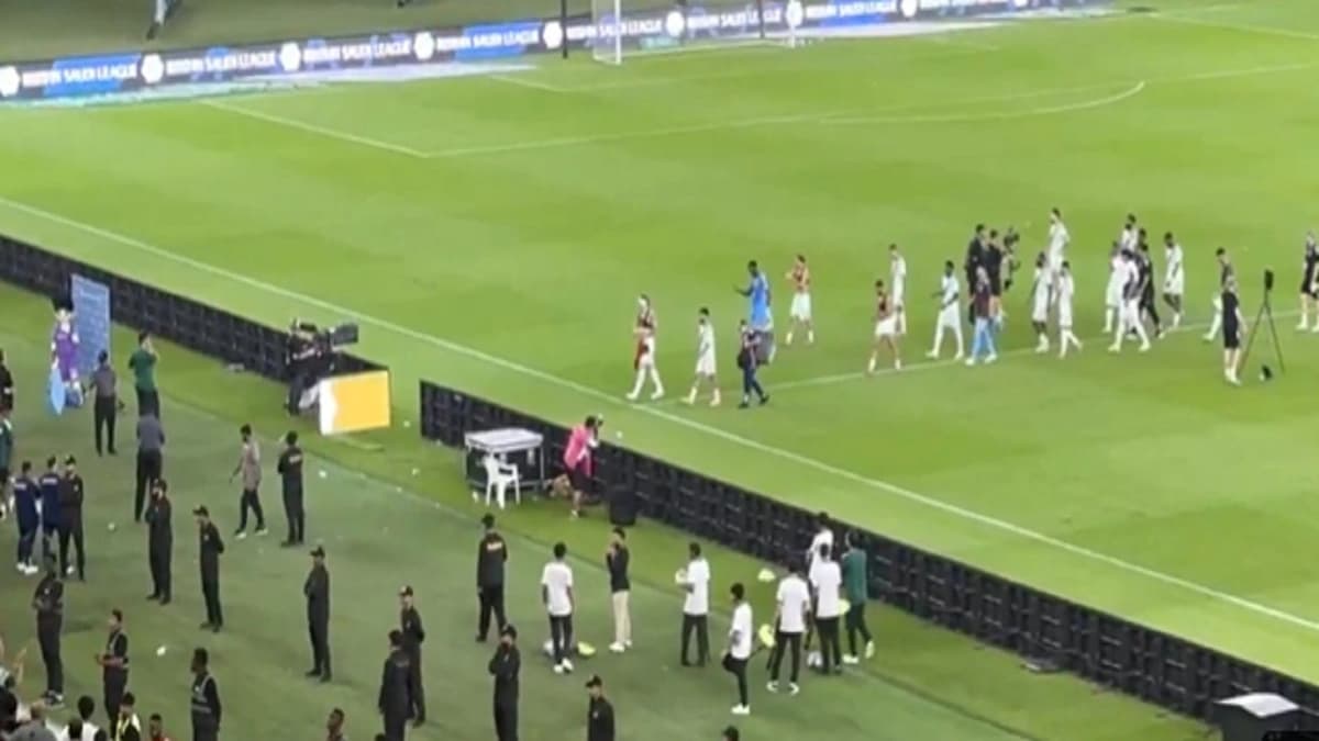 لاعبو الأهلي يغادرون أرضية الملعب وسط صافرات استهجان الجماهير.. فيديو