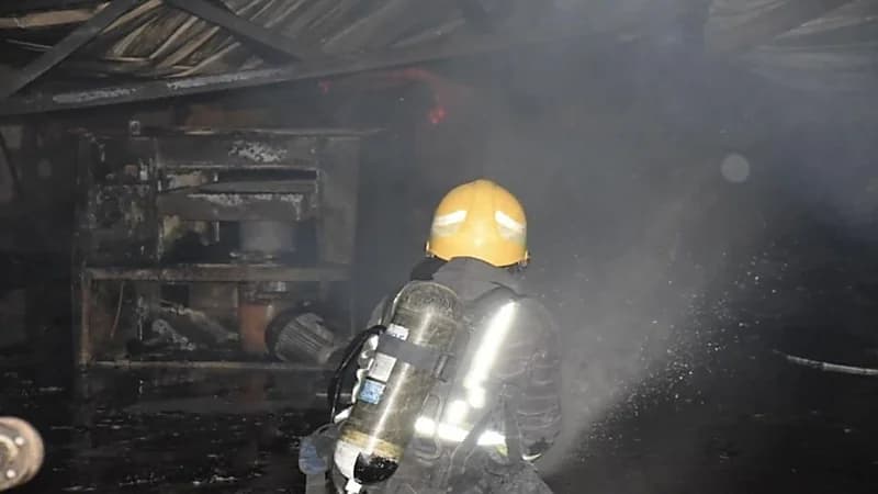 بالصور.. اندلاع حريق في ورشة نجارة بالصناعية الأولى