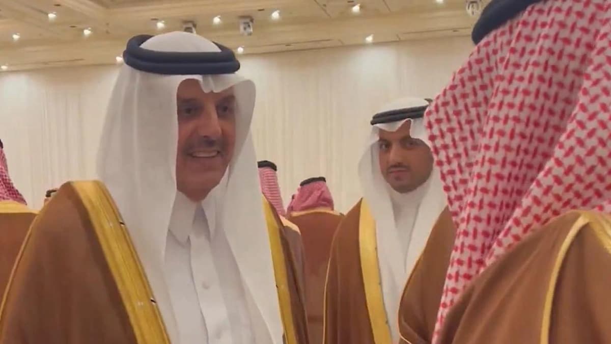 المستشار الخاص لخادم الحرمين ونائب وزير الدفاع خلال حضورهما حفل زواج الأمير سلطان.. فيديو