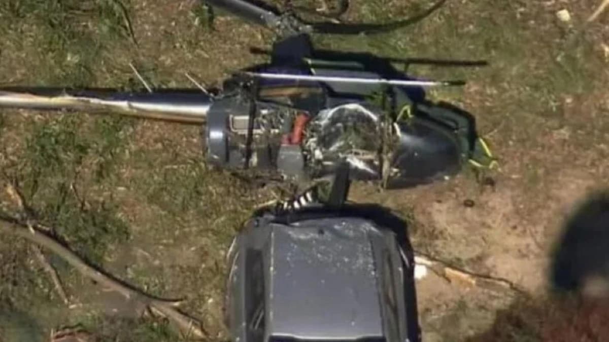 لحظة سقوط مروحية فوق سيارة متوقفة.. فيديو