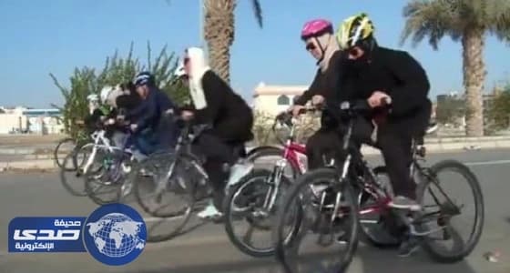 بالفيديو.. فريق نسائي لممارسة رياضة الدراجات على كورنيش جدة