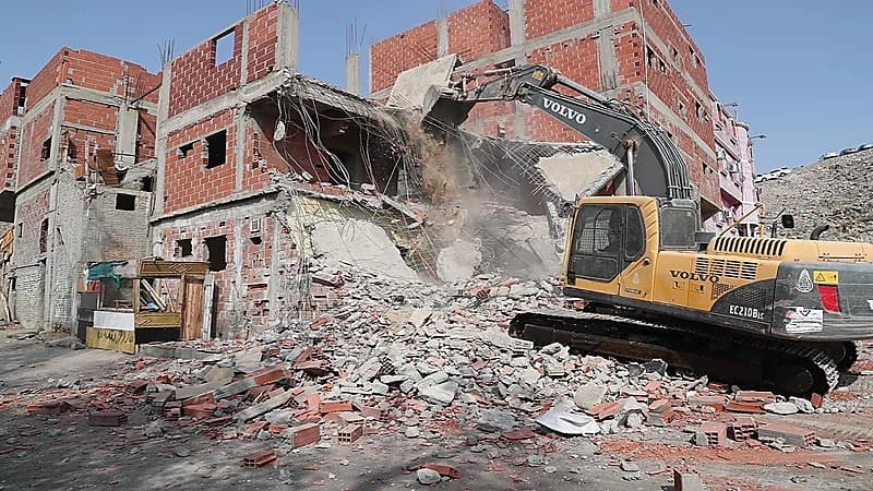 بدء إخلاء العقارات المستهدفة بالإزالة في منطقة تطوير "الكدوة"