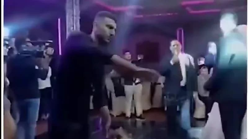 شاهد .. مصري يطلق زوجته بالثلاثة في زفاف ابنته