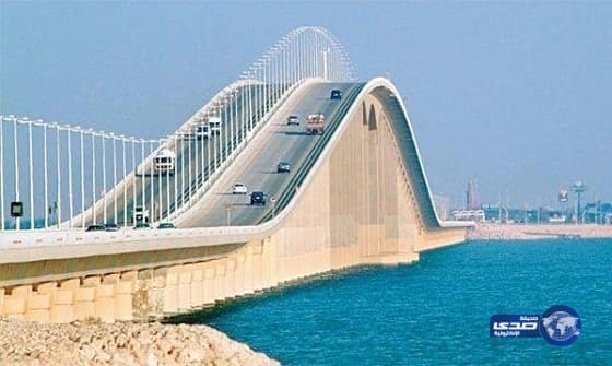 "خطأ موظف"بمنفذ جسر الملك فهد يتسبب في منع سبعينية من السفر بصحبة ابنها
