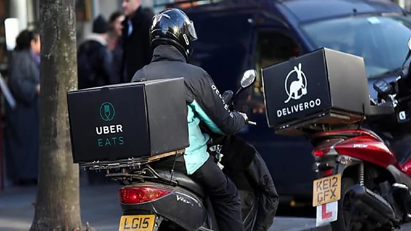 رد فعل فتاة بعد رسالة عامل ديليفري : آسف يا عزيزتي.. أكلت طعامك !