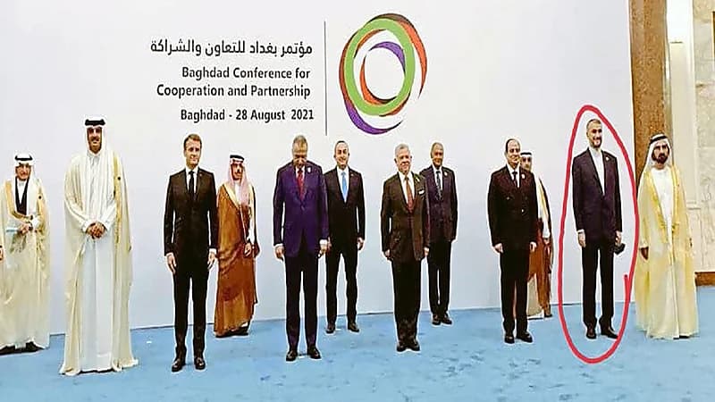 بالفيديو.. تصرف غير لائق من وزير الخارجية الإيراني خلال التقاط الصورة التذكارية يغضب العراقيين