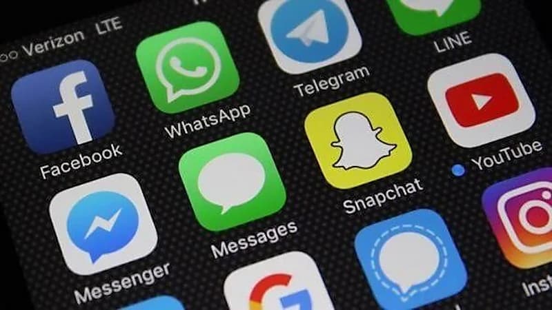 تعدد استخدام تطبيقات "الدردشة" يزيد المشكلات بين الأصدقاء