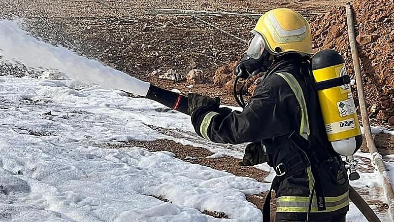 "مدني الرياض" يباشر حادث انقلاب ناقلة وقود دون إصابات