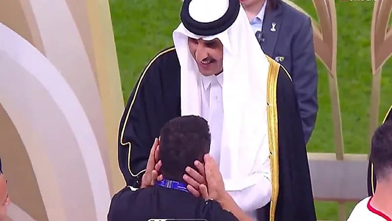 حديث خاص بين أمير قطر ومدرب الأردن .. فيديو