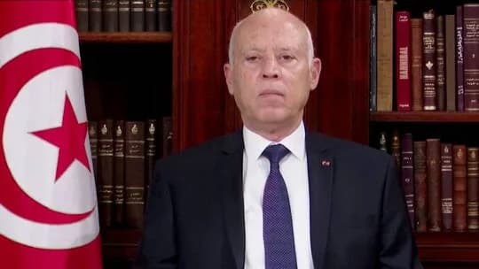 الرئيس التونسي يواصل تطهير البلاد وينهي خدمات 3 ولاة جدد