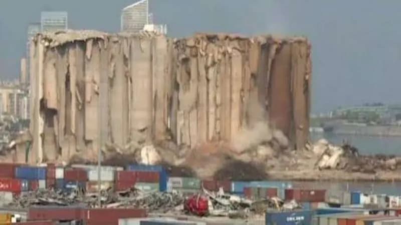 سقوط أجزاء من إهراءات القمح بمرفأ بيروت