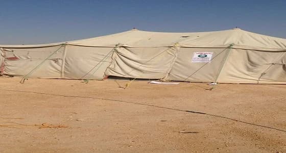 بالصور.. " بلدية الروضة " تنذر المخيمات المخالفة بملصقات تحذيرية