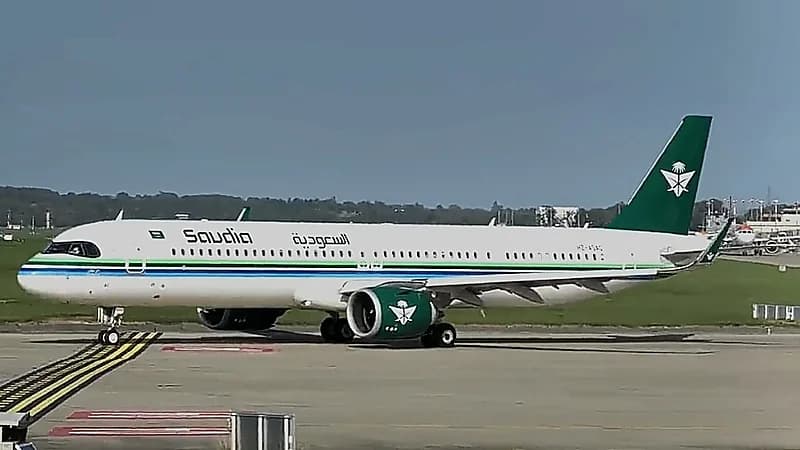 إحدى طائرات الخطوط الجوية السعودية بهويتها الجديدة تقلع من مطار جنيف .. فيديو