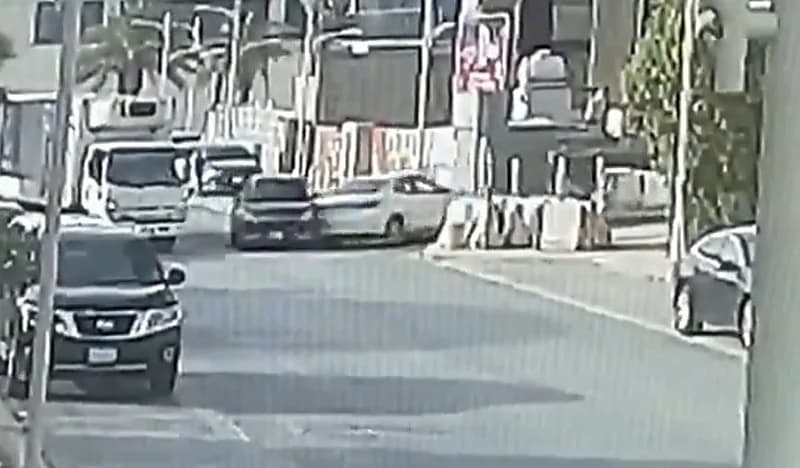 شاهد: شاب متهور يقود سيارته باتجاه الخلف ويصطدم بأخرى ويلوذ بالفرار