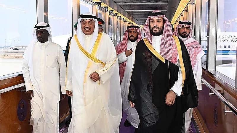 ولي العهد الأمير ⁧‫محمد بن سلمان‌‬⁩ يستقبل ولي عهد ⁧‫الكويت‬⁩ بمطار جدة .. فيديو وصور