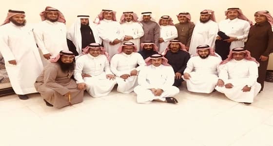 طلاب يلتقوا بمعلميهم بعد فراق 25 عاما