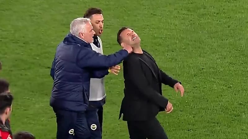 مورينيو يعتدي على مدرب غلطة سراي .. فيديو