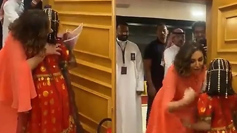 مشهد رائع لعفوية أنغام مع طفلة في حفلها بالقصيم
