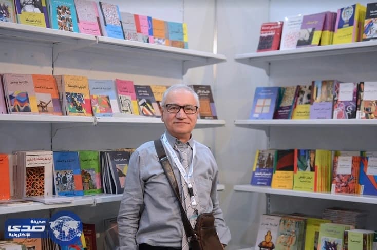 مغربي يختزن 30 عاماً من ذاكرة معرض الرياض للكتاب