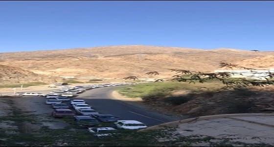 بالصور.. ازدحام مروري في عقبة بسبب برودة الطقس