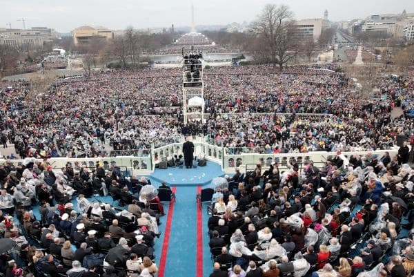 دونالد ترامب يغادر مبني الكونجرس بعد أداء اليمين الدستورية