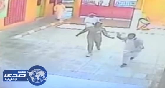 والد الطفل المعتدى عليه من رجل أمن: لن أتنازل عن حق ابني «فيديو»