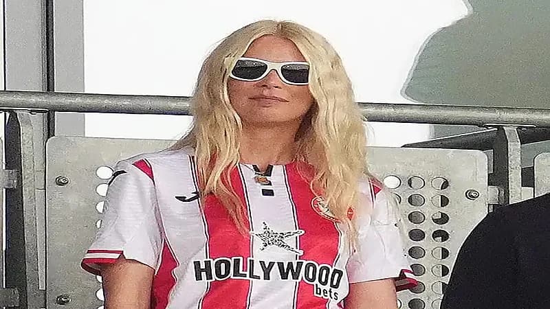 ظهور أكثر امرأة إثارة في العالم بقميص نادٍ إنجليزي.. صور