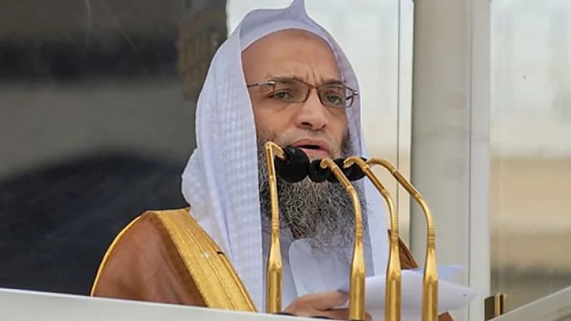 خطيب المسجد الحرام: حذروا شبابكم من متابعة المواقع الفاسدة والأفكار الإلحادية