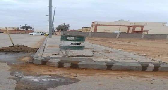 بالصور.. العويقيلة تقوم بترميم الأرصفة