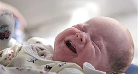 أم تلقي طفلتها في الشارع بعد ولادتها بيوم