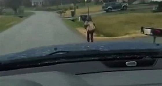 بالفيديو.. أب يعاقب ابنه بالمشي تحت المطر