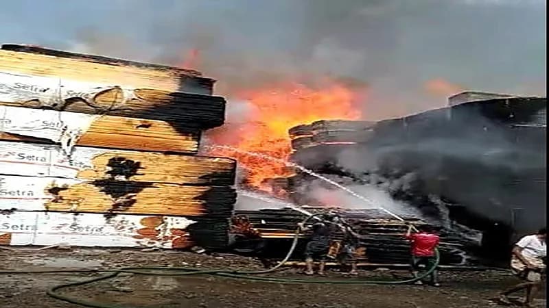 اندلاع حريق هائل بمخزن أخشاب في لحج اليمنية