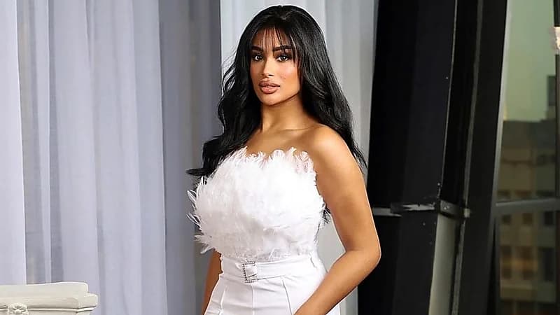 كوثر البلوشي تشعل الجدل برقصها في مسرحية "صنع في الكويت".. فيديو