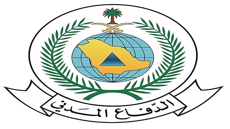 مدني حائل ينقذ شخصين احتجزا في سيل داخل مركبة