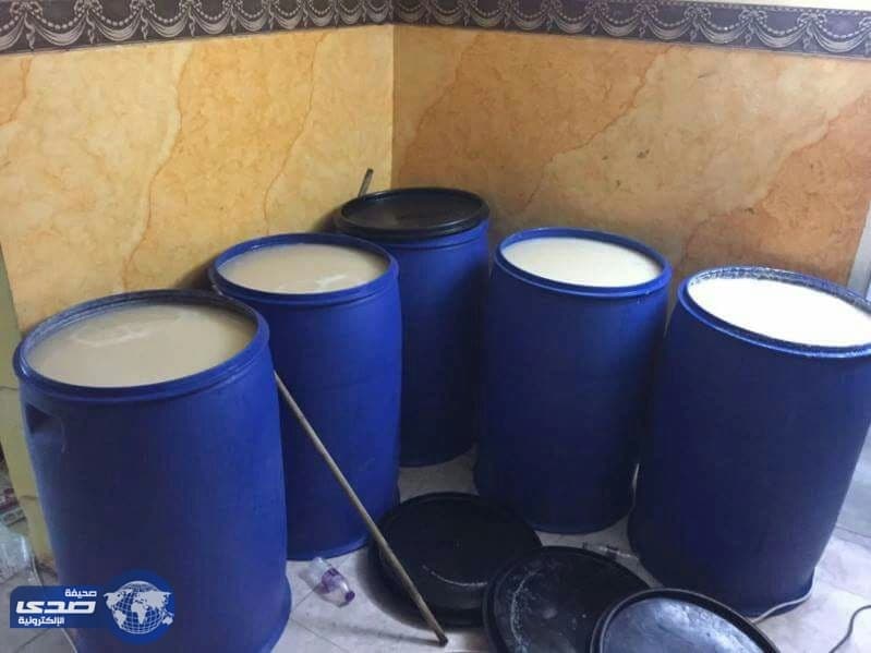 ضبط وافدين يديران مصنع للخمور في الجبيل