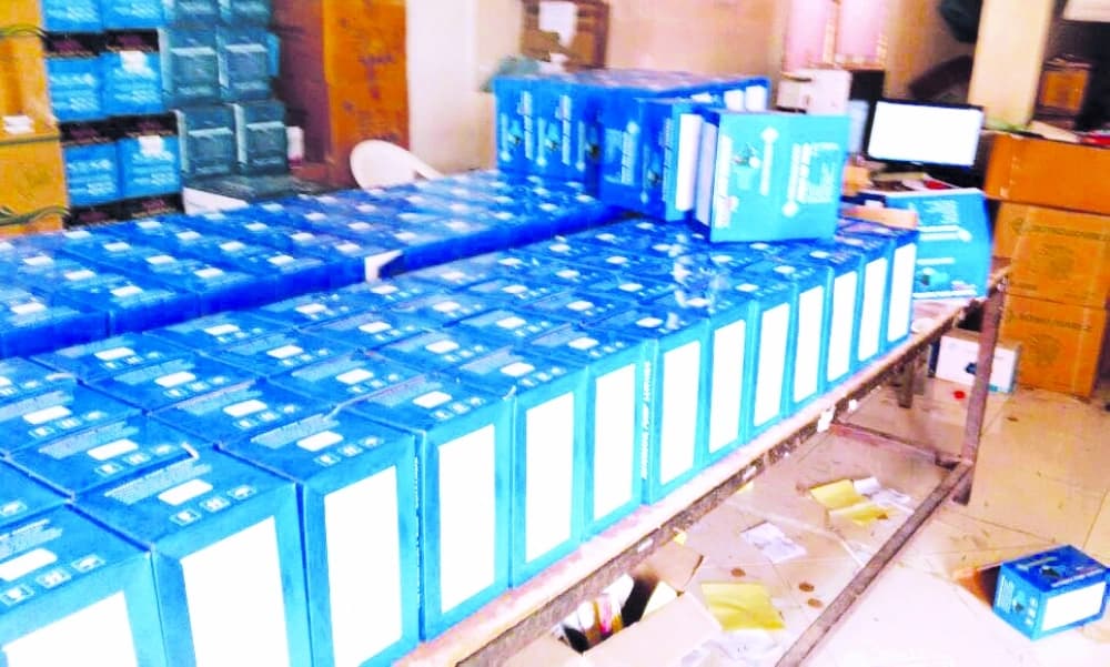 ضبط مصنع معدات كهربائية مقلدة يديره 4 وافدين بجدة