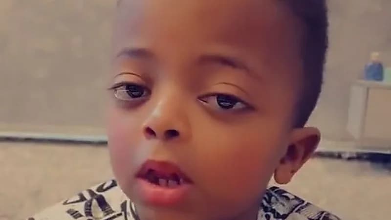 طفل يوجه رسالة للمتنمرين: كلنا في بيوتنا مراية ونشوف شكلنا ما نحتاج تذكرونا ..فيديو