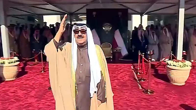 أمير الكويت يشارك في العرضة بعد مراسم رفع العلم .. فيديو