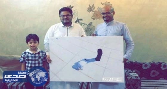 مصور لقطة " المرأة مظللة زوجها " يكشف ماذا فعل الزوج فور الانتهاء من صلاته