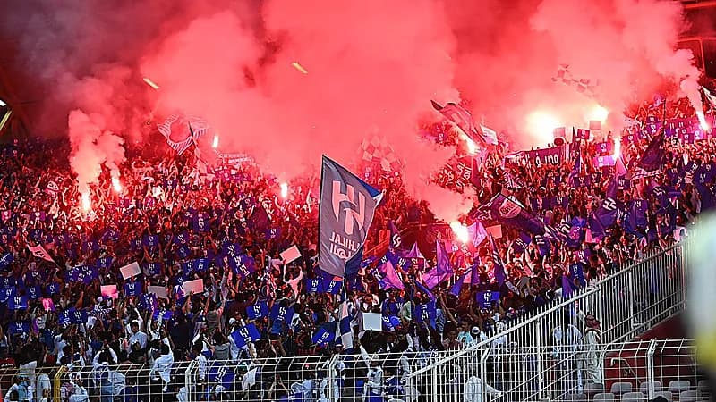 "وزارة الرياضة" تسمح بدخول الشعل الدخانية والنارية في الملاعب