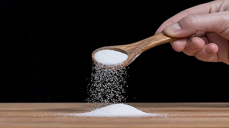 النمر يُحذر: الإفراط في السكر والملح يدمر بشرتك ويؤدي للسمنة .. فيديو