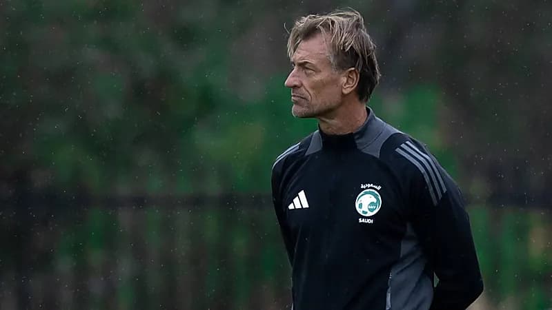 هيرفي رينارد يُمازح عبدالله الحمدان .. فيديو