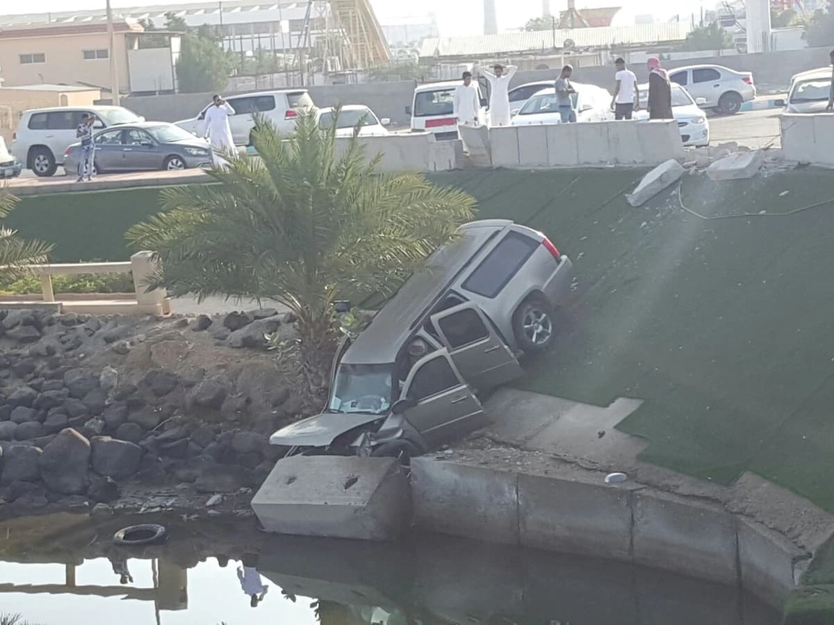 حاجز خرساني ينقذ مواطنا من الغرق ببحيرة في " القنفذة. "