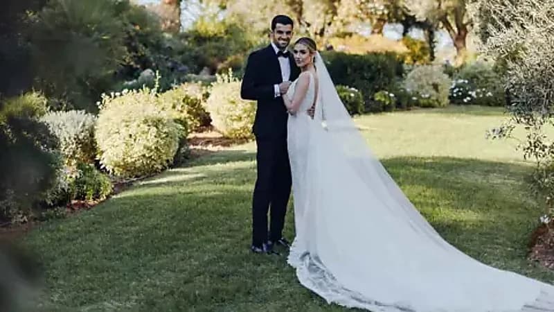 إنزو زيدان وزوجته يخطفان الأنظار بإطلالة تقليدية مغربية في مراكش