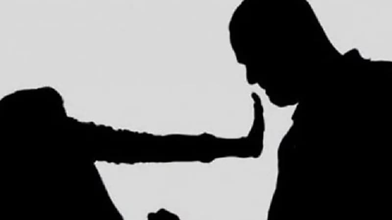 ضبط شاب لتحرشه بفتاه أثناء سيرها برفقة والدتها