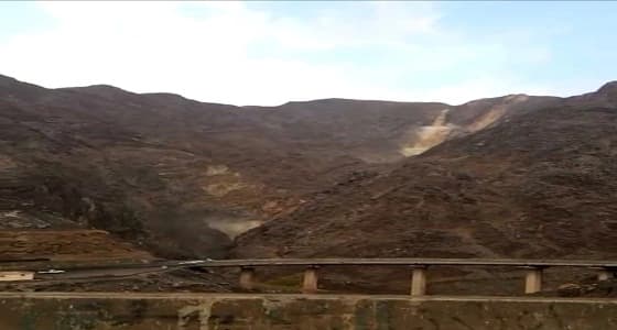 بالفيديو.. سيول تجتاح " عقبة شعار " في عسير