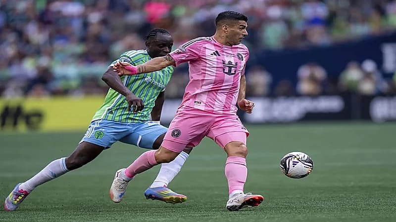 لويس سواريز يعتذر بعد بصقه على رجل أمن